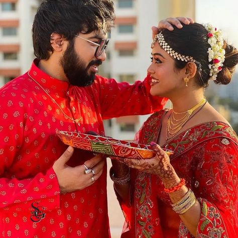 Karvachauth Photoshoot, Couples Beach Photography, Cute Birthday Pictures, Couple Pic, Durga Images, Indian Wedding Photography Poses, Bollywood Couples, Color Festival, Photo Poses For Couples