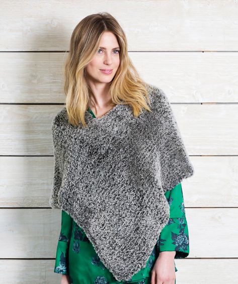 Ponchon ohje – voiko tämän helpompaa ohjetta olla? - Kotiliesi.fi Easy Poncho Knitting Pattern, Bridal Bolero Jacket, Fall Poncho, Crochet Waffle Stitch, Poncho Dress, Poncho Knitting Patterns, Crochet Poncho Patterns, Bridal Jacket, Ladies Poncho