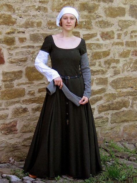 A kirtle from the beginning of the fifteenth century; composed of six parts and laced on the sides. The kirtle is short-sleeved; the additional sleeves are attached with brass pins. Medieval Summer Dress, Medieval Sleeves, Medieval Kirtle, Dark Academia Aesthetic Fashion, Fair Costume, Medieval Reenactment, Renn Faire, Costume Viking, Brass Pins