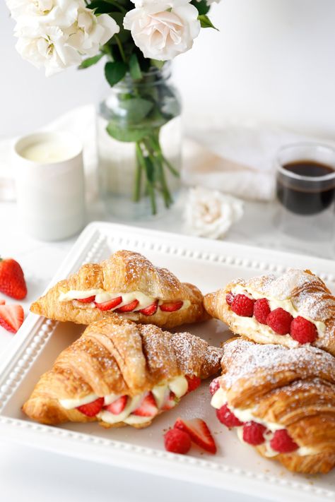 Strawberry Croissants, Croissant Strawberry, Desert Tables, Crossant Recipes, Resep Oatmeal, Foods Around The World, Cultural Foods, Croissant Breakfast, Croissant Recipe