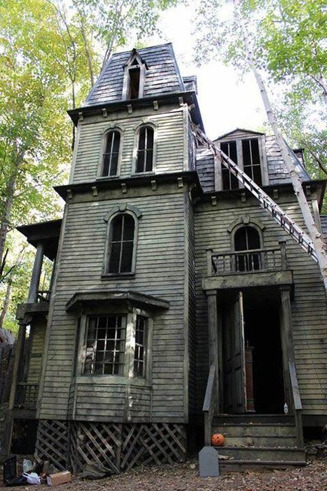 Haunted House Forum - Learn How to Build The Best Haunted Houses in America at www.Hauntworld.com Haunted Overload, Popsicle Stick Houses, Scary Houses, Haunted Attractions, Creepy Houses, Haunted House Party, Old Abandoned Houses, Monroe County, Spooky Places