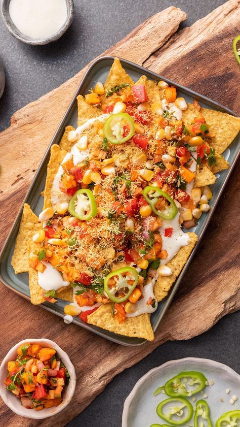 Indian Nachos, Nachos Cheese Sauce, Chillies Recipes, Nachos Salad, Desert Videos, Corn Chaat, Nachos Cheese, Indian Chaat, Nachos Cheese Recipe