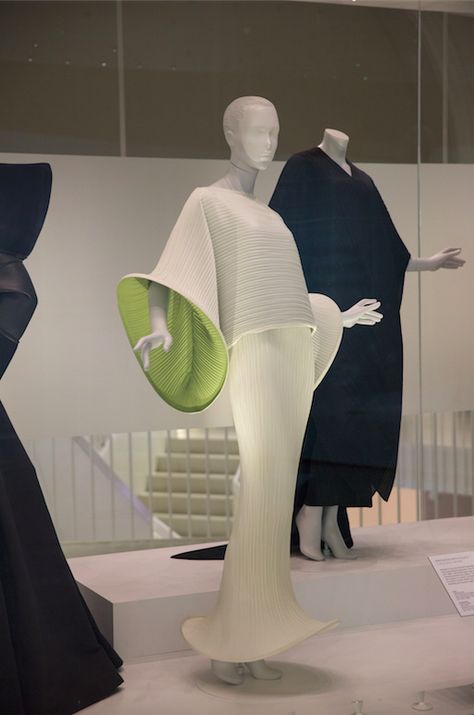 New Exhibit Shows Balenciaga Is More Relevant Than Ever Biomorphic Fashion, Architectural Fashion, Balenciaga Dress, Vintage Couture, Fashion Inspiration Design, Top And Skirt, Architecture Fashion, Polyester Top, The Works