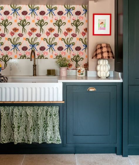 A Shaws of Darwen bowl kitchen sink in a Cottage Kitchen Wiltshire Green Kitchen Inspiration, Small Round Dining Table, Country House Kitchen, Cottage Kitchen Design, Kitchen Design Styles, Country Cottage Kitchen, Bespoke Kitchen Design, Shaker Kitchen Cabinets, English Kitchen