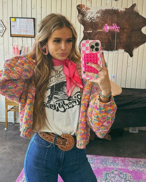 a walking rainbow today 🤸🏼‍♂️🌈🪩⭐️🦋 Kelly Ripa Outfits, Colorful Western Outfits, Western Scarf Outfits, Cowgirl Style Outfits Rodeo, Winter Cowgirl Outfit, Insta Flicks, Punchy Style, Western Ootd, Punchy Western Outfits