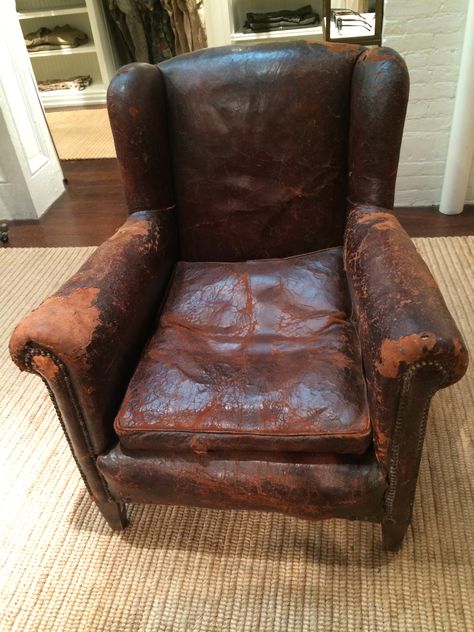 Old Leather Chair, Industrial Showroom, Deconstructed Chairs, Deconstructed Chair, Male Living Space, Family Room Sofa, Chairs For Small Spaces, Old Sofa, Leather Club Chairs