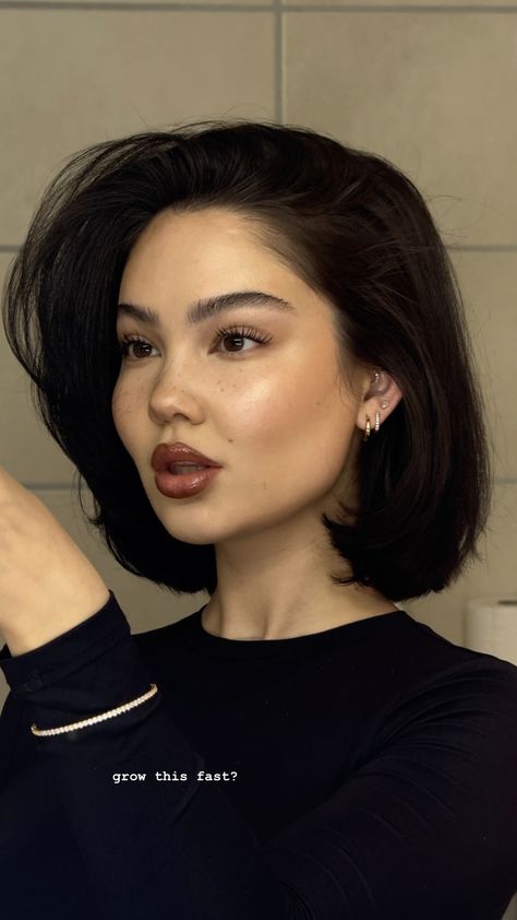 Dark Feminine Short Hair, Short Hairstyle Brunette, Short Black Hair Pale Skin, Wedding Bob Hairstyles Black Women, 90s Hair Bob, Money Piece On Short Hair, Short Haircut Side Part, Bob Inspo Short Hair, Short Brown Hair With Money Piece