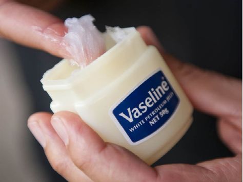 Bet You Haven’t Thought Of Using Petroleum Jelly In These 34 Ways Vaseline Uses, Vaseline Beauty Tips, Remove Dark Circles, Dark Circles Under Eyes, Petroleum Jelly, Make Up Remover, Beauty Remedies, After Sun, Natural Beauty Tips