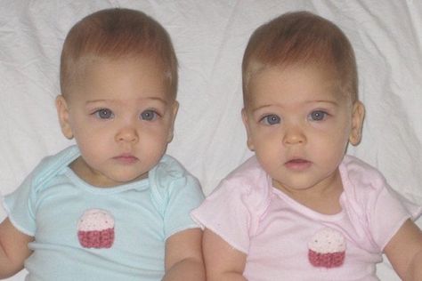 Clements Twins Ava & Leah! PRECIOUS! ❤ Twins Instagram, Terrible Twos, Foot Reflexology, Kids Clothing Brands, Identical Twins, Most Beautiful People, Julia Child, Baby Models, Twin Babies