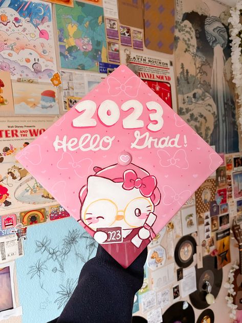 Grad Cap Hello Kitty, Painted Graduation Cap Ideas, Graduation Cap Designs Hello Kitty, Coraline Grad Cap, Senior Theme Ideas, Sanrio Graduation Cap, Grad Cap Ideas Disney, Graduation Cap Aesthetic, Graduation Cap Painting