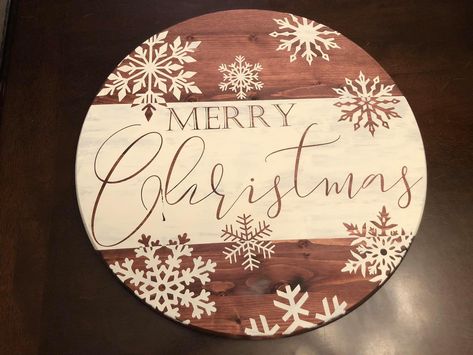 Circle Wood Signs, Diy Christmas Cricut, Circle Wood Signs Diy, Cricut Welcome Sign, Wood Signs Diy, Welcome Wood Sign, Wood Yard Art, Christmas Wooden Signs, Christmas Cricut