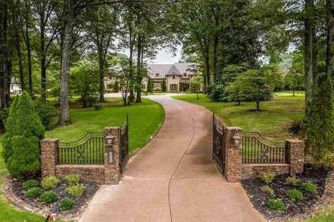 Long Driveway House, Dirt Road Driveway Entrance, Driveway Entry Signs, Long Driveway Entry Landscaping, Private Driveway Entrance, Farm Driveway Entrance Landscaping, Front Garden Ideas Driveway Entrance, Driveway Landscaping Entrance Country, Driveway Entrance Landscaping Country