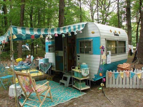 RV Decorating Ideas: 10 Ideas You Need to Try! Camping Decorating Ideas, Camping Signs Diy, Camping Party Games, Rv Decorating Ideas, Summer Camping Ideas, Outdoor Camping Games, Campsite Decorating, Camping Gear Diy, Rv Decorating