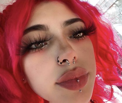 Cool Piercing, Chicanas Tattoo, Pretty Piercings, Vertical Labret, Face Piercings, Cool Piercings, Mood Images, Nose Piercings, Piercing Inspo