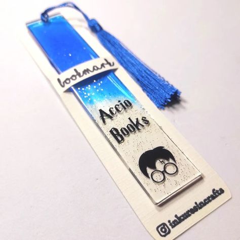 Harry Potter Bookmark Cricut, Harry Potter Acrylic Bookmarks, Harry Potter Resin Bookmark, Harry Potter Arts And Crafts, Epoxy Bookmark Ideas, Harry Potter Bookmark Ideas, Resin Mobile Cover, Harry Potter Resin, Resin Bookmark Ideas