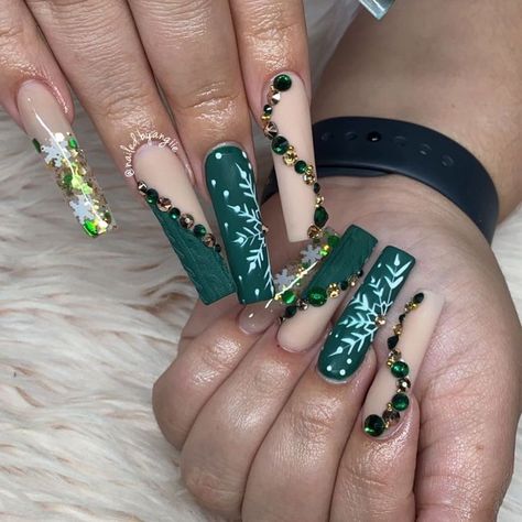 Long Green Christmas Nails, Christmas Nails 2023 Red And Green, Christmas Acrylic Nails Green, Emerald Green Nails Christmas, Green Christmas Nails Acrylic, Xmas Nails Green, Emerald Green Christmas Nails, Green Nails Christmas, Green Winter Nails