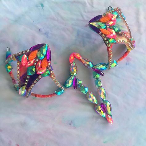 Wire bra. Festival outfit. Mondaywear. Costume. Carnival Wire Bra Designs, Carnival Fits, Trinidad Carnival Outfits, Carribean Carnival Costumes, Bra Costume, Monday Wear, Costumes Carnaval, Girl Unicorn Costume, Dance Bar