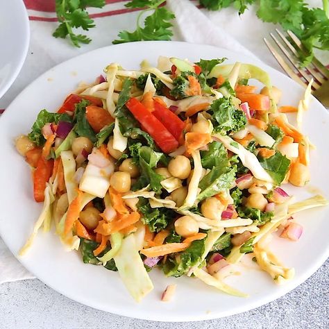 This kale and cabbage pad thai salad has all the flavors of pad thai in salad form! It is my take on the Sweet and Spicy Kale Pad Thai from Whole Foods. Vegan + gluten-free. Cabbage Pad Thai, Pad Thai Salad, Kale And Cabbage, Salad Cabbage, Kale Cabbage, Thai Salad, Whole Foods Vegan, Thai Salads, Filling Recipes