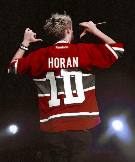 Niall Horan Christmas Wallpaper, Niall Horan Outfits, Irish Princess, British Boys, Take Me Back, Red Shirt, Red Tshirt, Niall Horan, Football Jerseys