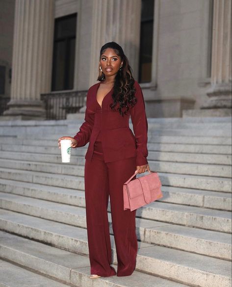 Burgundy Suit Women, Burgundy Blazer Outfit Woman, Coffee Run Aesthetic, Burgundy Fall Outfits, Pants Outfit Classy, Burgundy Blazer Outfit, Run Aesthetic, Burgundy Pants Outfit, Blazer Outfits Women