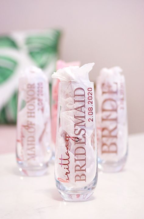 Bridal Party Cup Ideas, Bridesmaids Cricut Ideas, Bridesmaid Cups For Wedding, Bridesmaid Custom Gifts, Bridesmaid Cups Diy, Champagne Flutes Personalized, Bridesmaids Cups Ideas, Bridesmaid Glasses Champagne, Cricut Aesthetic