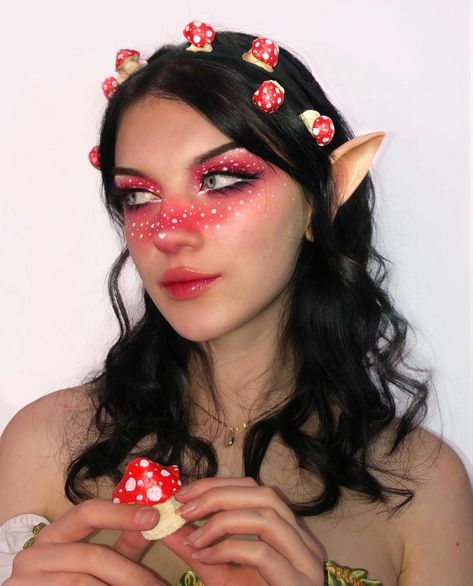 Elf Ears Costume, Mushroom Elf Makeup, Mushroom Elf Costume, Mushroom Makeup Looks, Gnome Makeup, Mushroom Fairy Makeup, Mushroom Fairy Costume, Christmas Elf Makeup, Mushroom Elf