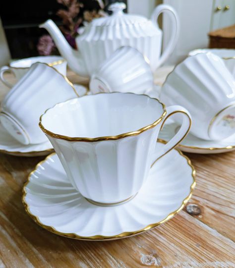 Spode Midas Tea Set. Simple white elegance with gold rims. Generous size cups. All In great condition without any chips, cracks or crazing. This set includes 1x Large Teapot 6x Cups (8.5cm/3.5" in diameter and 7cm/2.7" tall 6x Saucers Price for the set is £95 plus postage #antiqueandvintagebynes #spodemidas #spodeteaset #vintageteaset White Elegance, Tea Sets Vintage, Simple White, Tea Set, Tea Pots, Chips, Tea, Gold, White