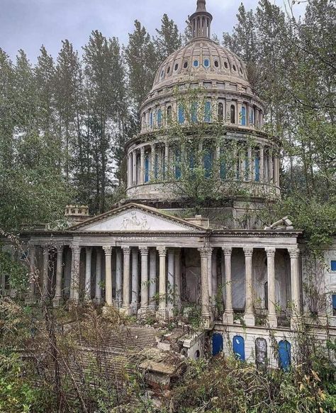 Creepy Old Houses, Capital Building, Desert Places, Old Abandoned Buildings, Apocalypse Aesthetic, Abandoned Homes, Beautiful Ruins, Old Abandoned Houses, Abandoned House