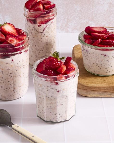 Strawberry Milk Overnight Oats - Brocc Your Body Overnight Oats Meal Prep, Oats Meal Prep, Brocc Your Body, Overnight Oats In A Jar, Strawberry Overnight Oats, Protein Overnight Oats, Chia Recipe, Breakfast Bites, Overnight Oats Recipe