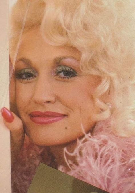 Young Dolly Parton Aesthetic, Dolly Parton Portrait, Dolly Parton 9 To 5, Dolly Parton Young Vintage, Dolly Parton Purple, Dolly Parton Quotes, Dolly Parton Pictures, Country Stars, Hello Dolly