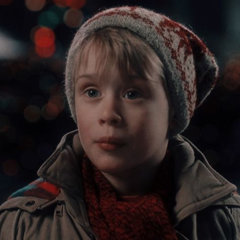 Kevin Alone At Home, Kevin Home Alone, Home Alone 1, Horror Vibes, 90s Films, Kevin Mccallister, Home Alone Movie, Movie Home, 80s Actors