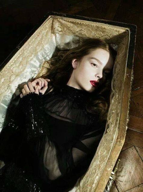 Female Vampire, Creatures Of The Night, Aesthetic Stuff, Dark Beauty, 인물 사진, Memento Mori, Dracula, Dark Art, Dark Fantasy