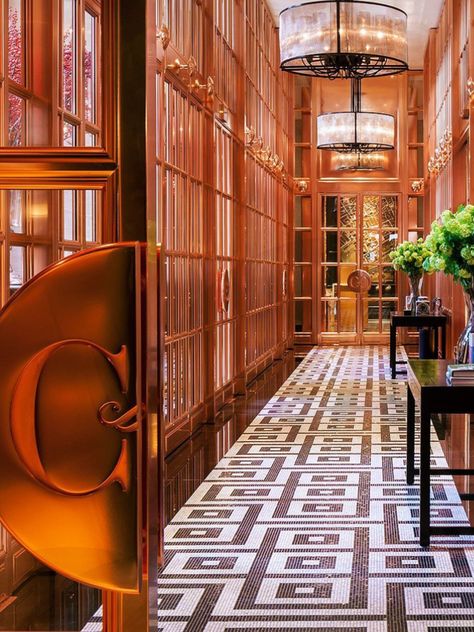 Set on an Edwardian courtyard near Covent Garden, Rosewood London merges British heritage with contemporary elegance. #rosewoodlondon #rosewoodhotel #rosewoodhotellondon #britishhotel #britishheritagehotel #heritagehotel #historichotel #coventgarden #coventgardenhotel #londonhotel #bronze #hallway #edwardian #kiwicollection #carewhereyoustay Hallway Edwardian, Rosewood London, Pergola Outdoor Living, Rosewood Hotel, Heritage Hotel, Luxury London, Outdoor Living Patio, Hotel Interiors, British Heritage