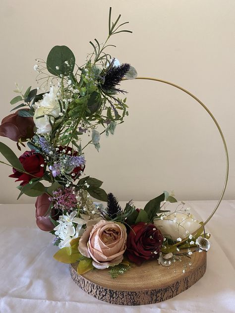 Hoop Floral Arrangements, Ring Flower Arrangement, Centerpieces For Xv, Wooden Hoop Centerpiece, Hoop Centerpiece Quinceanera, Ring Centerpiece Floral, Wedding Center Piece Ideas Diy, Flower Ring Centerpiece, Hoop Flower Arrangement