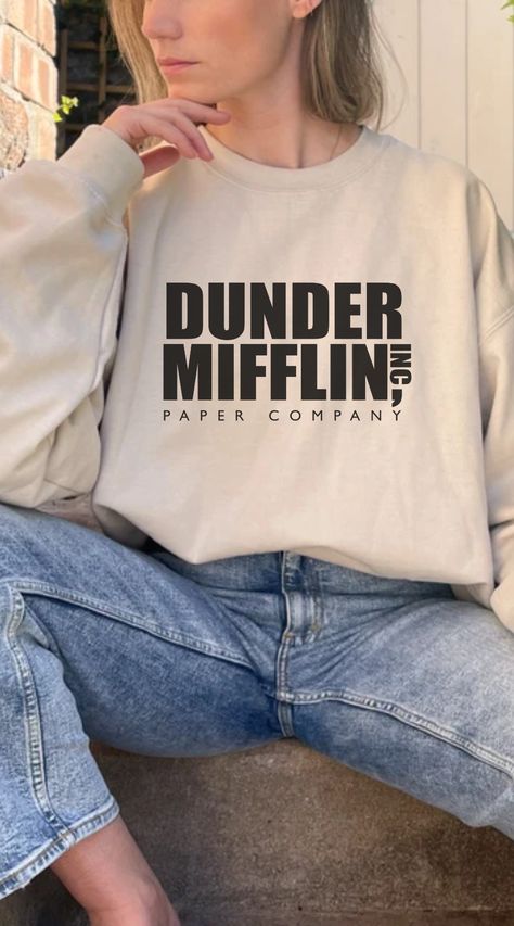 The Office Serie, Dunder Mifflin Shirt, The Office Merch, Office Sweater, Ideas Regalo, Office Fan, Dwight Schrute, Dunder Mifflin, Michael Scott