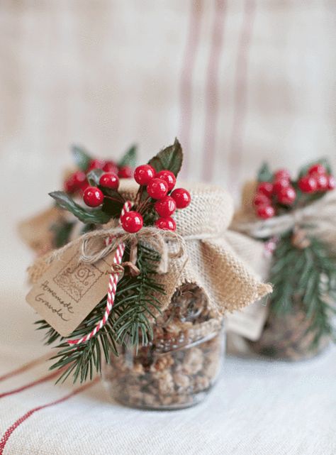 Christmas is my favorite! There are tons of ideas out there that inspire me so much. So today I’m rounding up 20 Easy and Thoughtful Christmas Gift Ideas as apart of THE Ultimate Christmas Idea Round Up hosted by Nest Of Posies!  Below you will find a collection of gifts that inspire me and … Granola Gift, Vegan Christmas Gifts, Edible Christmas Gifts, Christmas Hostess Gifts, Christmas Hostess, Diy Edible, 25 Days Of Christmas, Thoughtful Christmas Gifts, Mason Jar Gifts