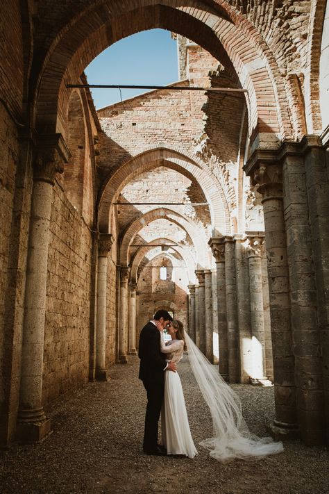 Real wedding: Elopement at San Galgano, Tuscany — La Lista Italian Elopement, 9 Year Anniversary, Tuscan Towns, Castle Wedding, Ceremony Venue, Elopement Wedding, Italy Wedding, Wedding Elopement, Wedding Night