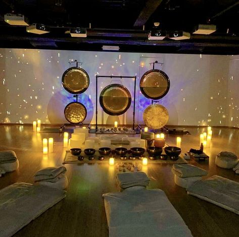 Spa And Yoga Studio, Gong Bath Meditation, Sound Healing Room Ideas, Sound Healing Room Design, Gong Sound Healing, Sound Healing Studio, Sound Therapy Room, Sound Bath Aesthetic, Sound Healing Room