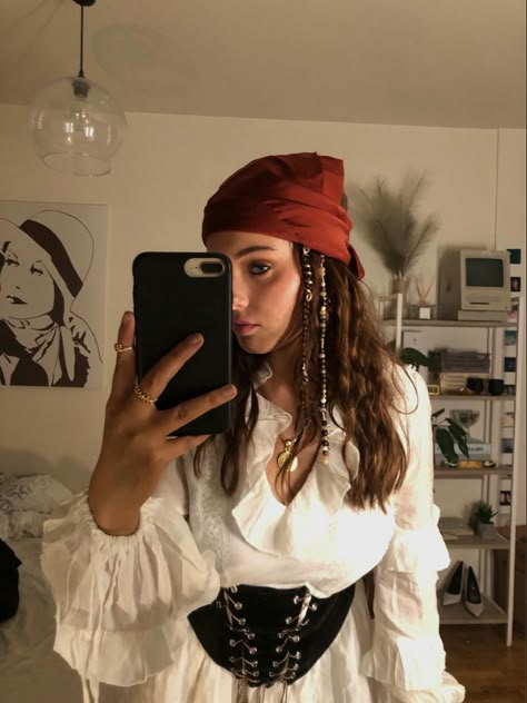 Skeleton Pirate Costume, Pirate Costume Women Makeup, Jack Sparrow Costume Women, Halloween Costumes Pirate Women, Last Minute Pirate Costume, Pirate Makeup Women Halloween, Cute Pirate Costume Women, Ghost Pirate Costume, Pirate Costume Makeup