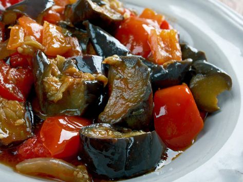 Tutti i segreti per preparare la vera caponata siciliana! Italian Eggplant Recipes, Italian Eggplant, Caponata Recipe, Eggplant Caponata, Turmeric Juice, Sicilian Recipes, Toasted Pine Nuts, Vegetable Stew, Eggplant Recipes