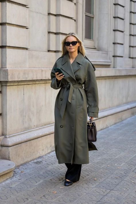 Come vestirsi a ottobre 2022? 5 outfit da copiare nella mezza stagione Oversized Trench Coat Outfits, September Outfits, Street Style Fall Winter, Green Trench Coat, Oversized Trench Coat, Trench Coat Outfit, Outfit Chic, Mode Abaya, Everyday Fashion Outfits