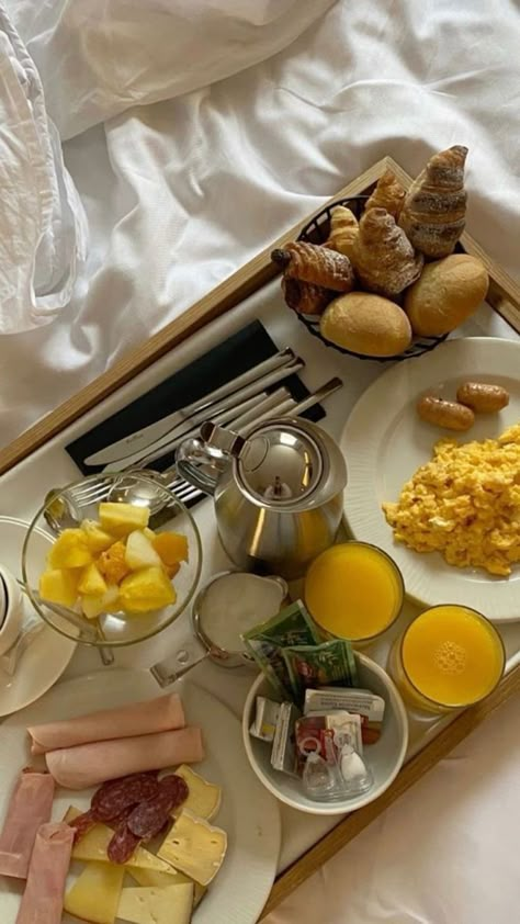 Romantic Breakfast, Breakfast Photography, Breakfast Platter, Hotel Breakfast, Breakfast Tray, Breakfast Time, Breakfast In Bed, Food Snapchat, Breakfast And Brunch