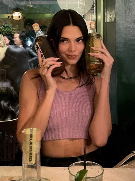 Kendall Jenner Iconic, Kendall Jenner Pink, Iconic Pp, Kendall Jenner Makeup, Brunette Aesthetic, Kardashian Jenner, Fashion Poses, Girl Crush, Kendall Jenner