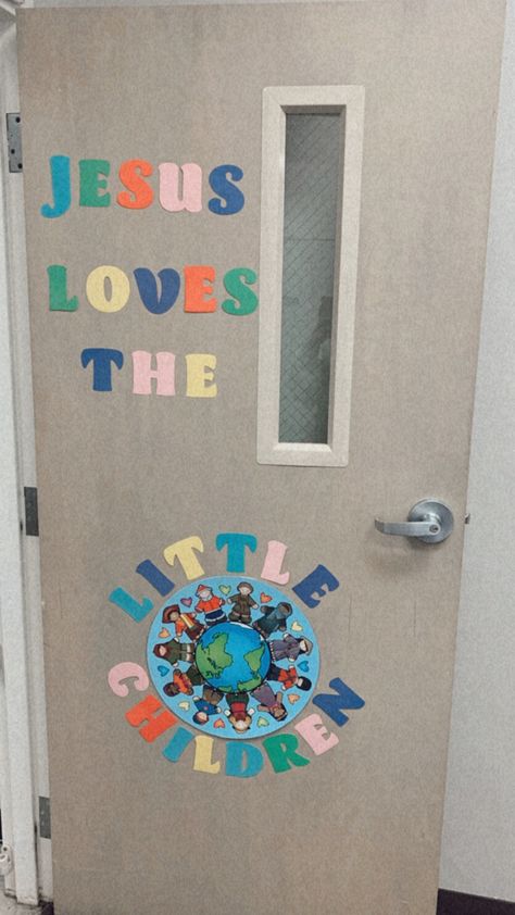 Christian Elementary Classroom, Christian School Bulletin Boards, Christian Classroom Decor, Preschool Door Decorations, Classroom Door Ideas, Preschool Door, Kids Church Rooms, Christian Classroom, Wall Boards