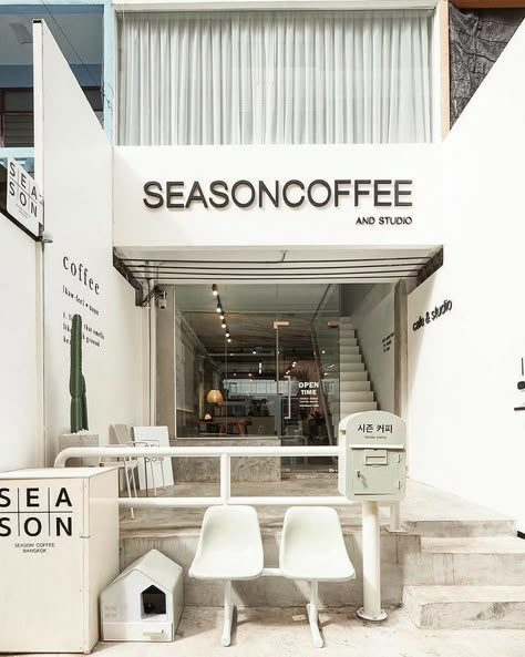 White Cafe Design, Coffee Shop Front Design, White Cafe Interior, Black And White Coffee Shop, White Coffee Shop, Small Cafe Interior, Coffee House Design, Coffee Shop Concept, Small Cafe Design