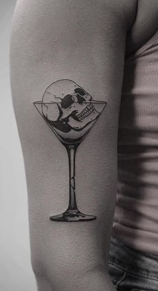 Sugar Tattoo, Traditional Tattoo Black And White, Small Skull Tattoo, Candy Skull Tattoo, Deer Skull Tattoos, Wine Tattoo, Tattoo Homme, Hand Tattoo Ideas, Feminine Skull Tattoos