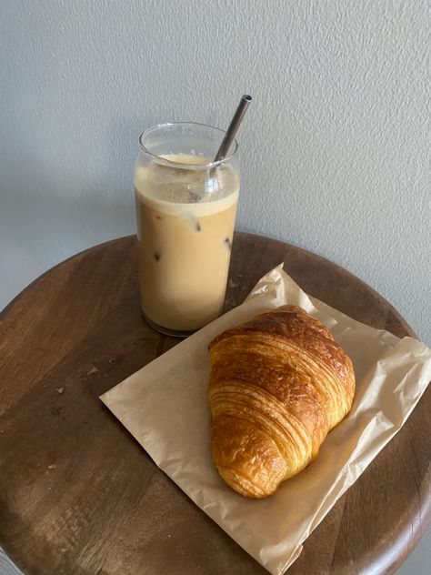 Iced Coffee And Croissant, Bread And Coffee Aesthetic, Croissant And Coffee Aesthetic, Backing Aesthetic, Meg Aesthetic, Croissant Aesthetic, Coffee And Croissants, Coffee Bakery, French Croissant