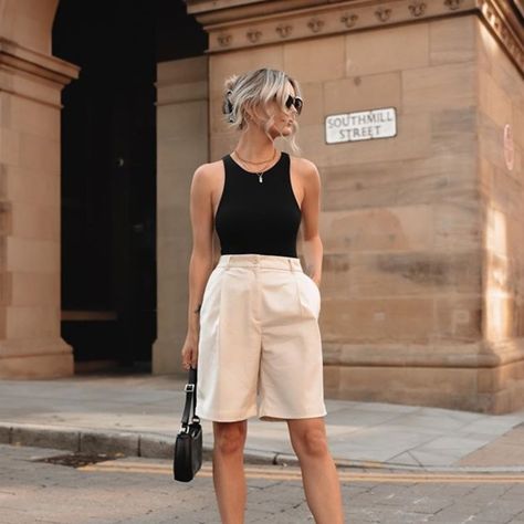 Bermuda: 23 looks para te convencer que ela é a peça do momento – DCI Bermuda Shorts Outfit Work, Women Bermuda Shorts Outfits, Short Pants Outfit Women, Bermuda Pants Outfits, Outfits Con Bermudas, Short Outfits Women, Bermuda Shorts Outfit Women, Bermuda Shorts Outfit Street Styles, Look Elegante Casual