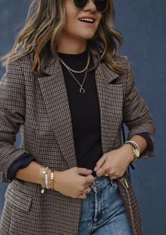 Outfits With Brown Blazers For Women, Brown Suit Jacket Outfit Woman, Tan Plaid Blazer Outfit, Brown Checkered Blazer Outfit, Blazer Cuadros Outfit, Brown Checked Blazer Outfit, Work Outfits Women Fall, Outfit Americana, Plaid Jacket Outfit