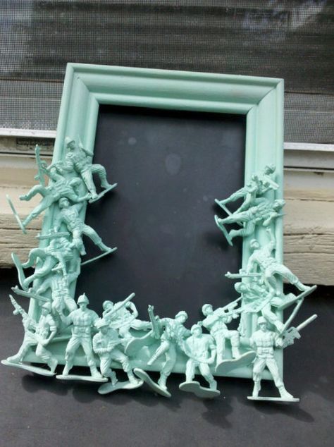 Here is a unique photo frame, ideal for a child’s room. This is a fun DIY project to try. Homemade Gifts For Men, Corner Deco, Cadre Photo Diy, Unique Photo Frames, Picture Frame Crafts, Diy Picture Frames, Deco Originale, Diy Bricolage, Army Men